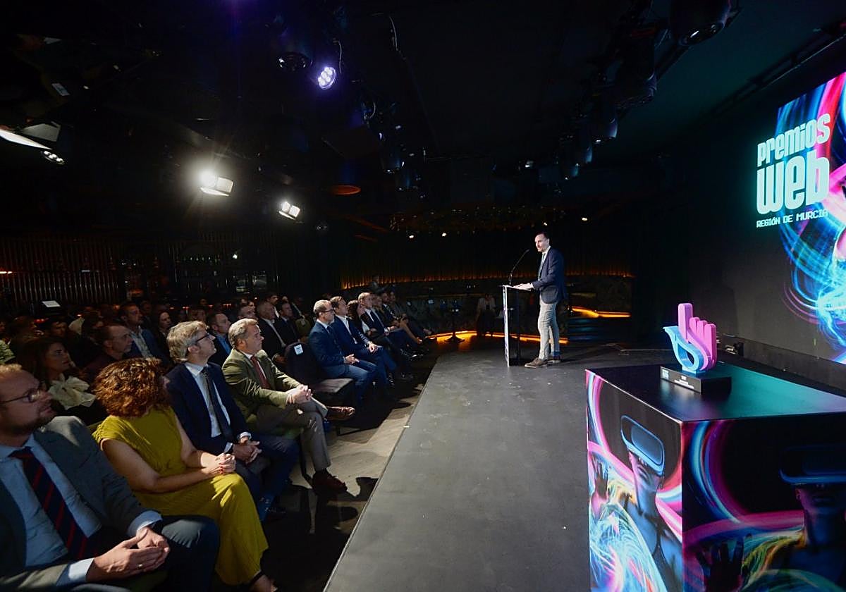 El periodista Víctor Rodríguez, jefe de Edición de LA VERDAD, durante su intervención en la pasada edición de los Premios Web.