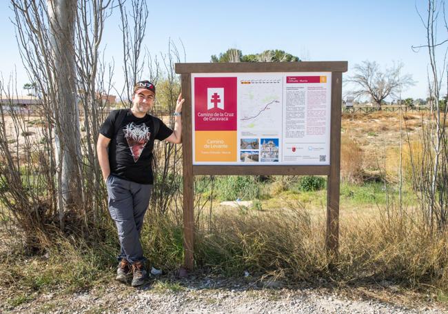 El autor, todavía con energías y buen ánimo, posa junto a un cartel indicador situado junto al río Segura, a su paso por Orihuela.