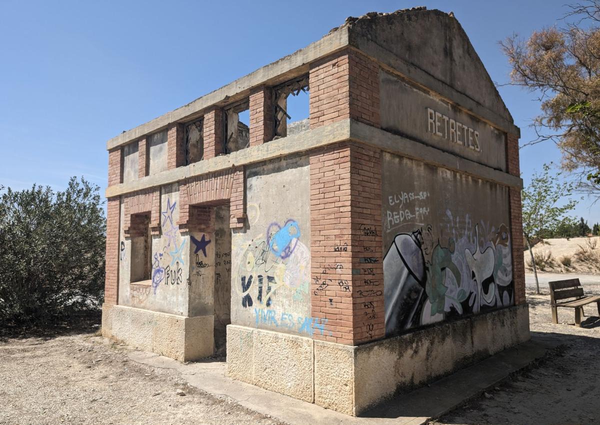 Imagen secundaria 1 - Ruinas de un antiguo apeadero a la altura de Baños de Mula.