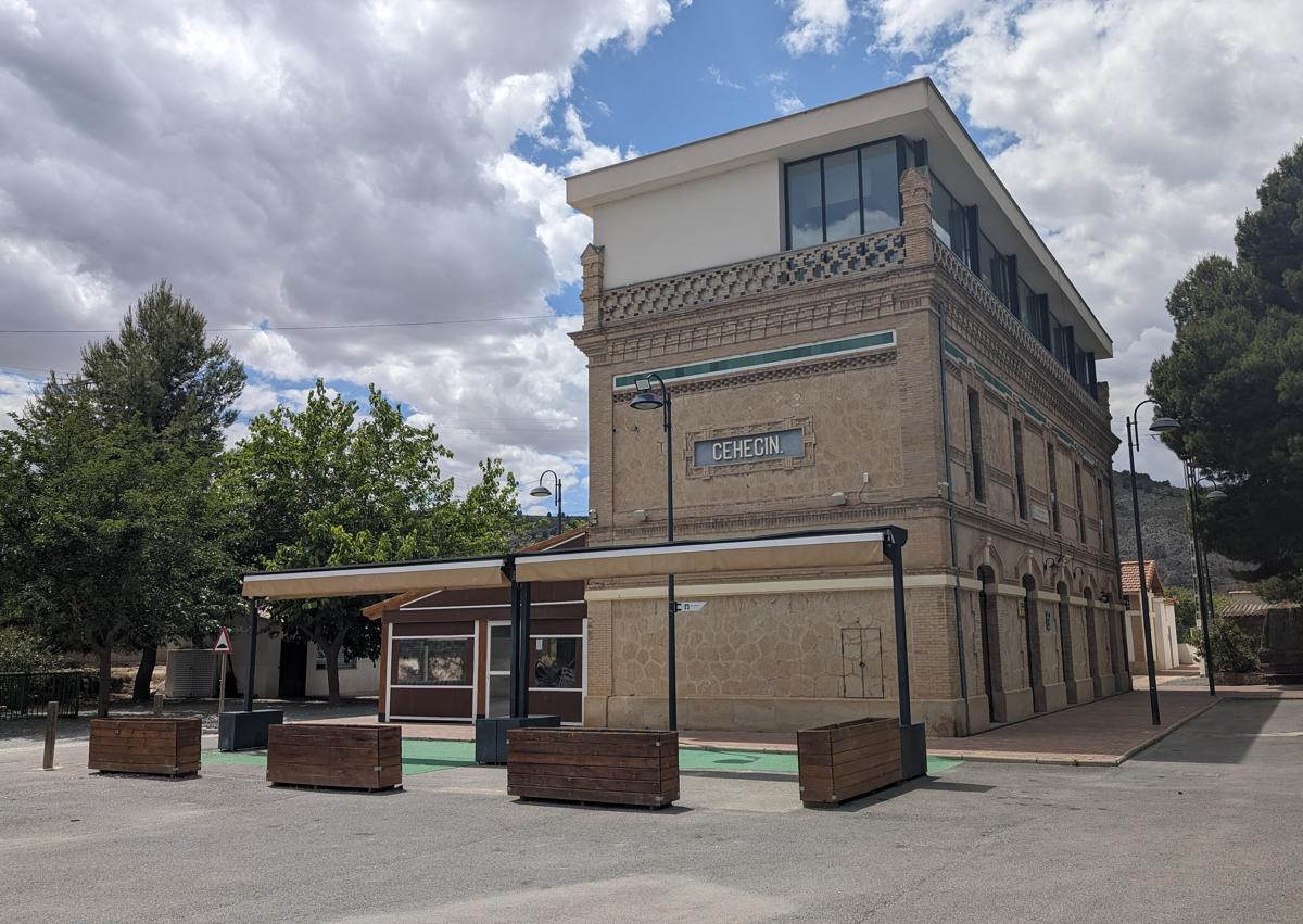 Imagen secundaria 1 - Arriba: Panorámica de una zona de cultivos, con Cehegín al fondo. Abajo: Antiguo apeadero ferroviario rehabilitado como cafetería y zona de descanso, también en Cehegín.