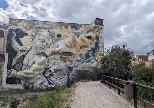 Pintada con motivos de ángeles en la fachada de una vivienda de Caravaca.