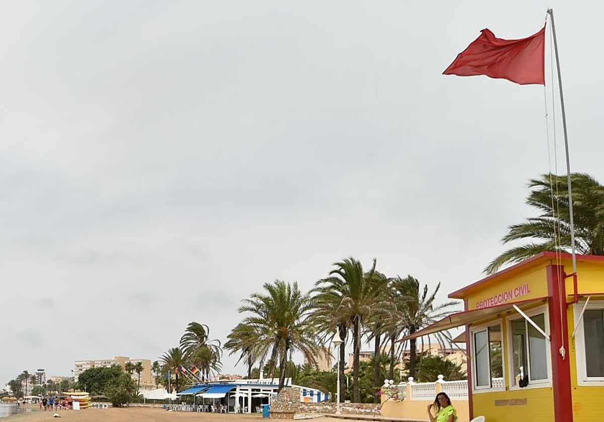 Una playa de la Región de Murcia con bandera roja.
