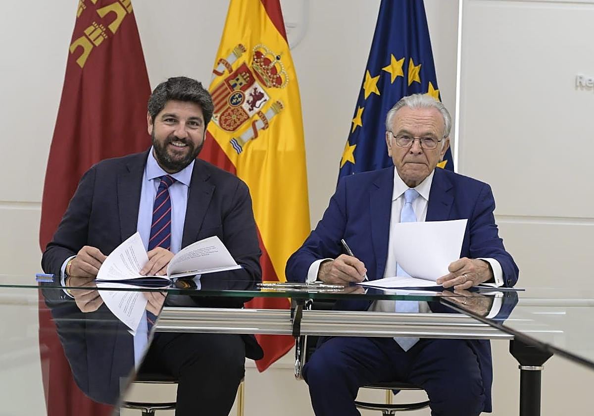 Fernando López Miras e Isidro Fainé, este miércoles, durante la firma del convenio.