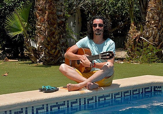 Fran Ropero, en la piscinacon una de sus guitarras.