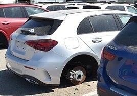 Uno de los coches dañados.