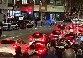 La carretera frente al Cartagonova congestionada de coches.