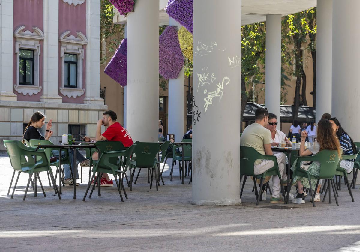 Jóvenes fumando en terrazas al aire libre en la plaza de la Merced de Murcia, en una imagen de archivo.