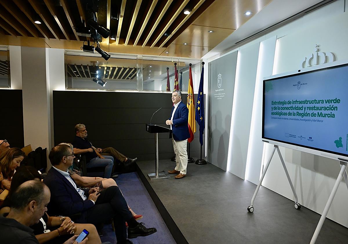 El consejero Juan María Vázquez presenta la estrategia. N. García / AGM