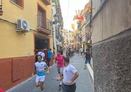 Corredores en el encierro de ayer en Moratalla.