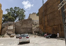 Dos hombres recogen este miércoles su coche estacionado en uno de los solares cerrados de la calle Duque.