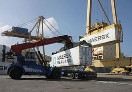 Descarga de contenedores de mercancías en el puerto de Cartagena en una imagen de archivo.
