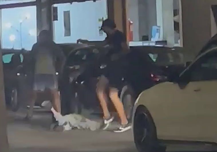 Momento en el que los individuos tumban a la víctima de la agresión de una patada.