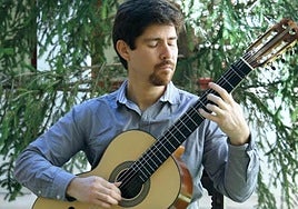 El chileno Ramón Vergara con una guitarra, su instrumento predilecto.