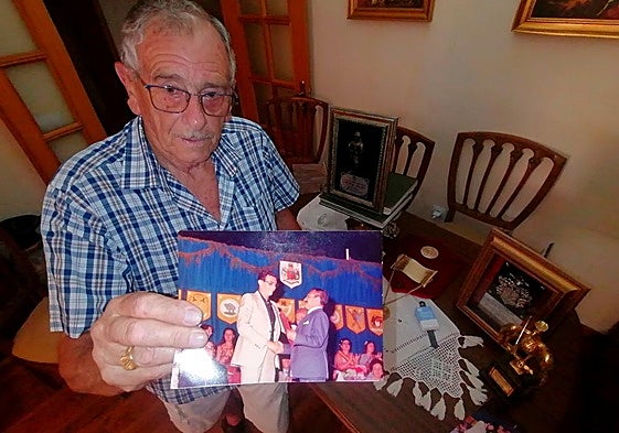 Marcelino Asuar muestra la foto en la que aparece cuando le nombraron primer festero de honor.
