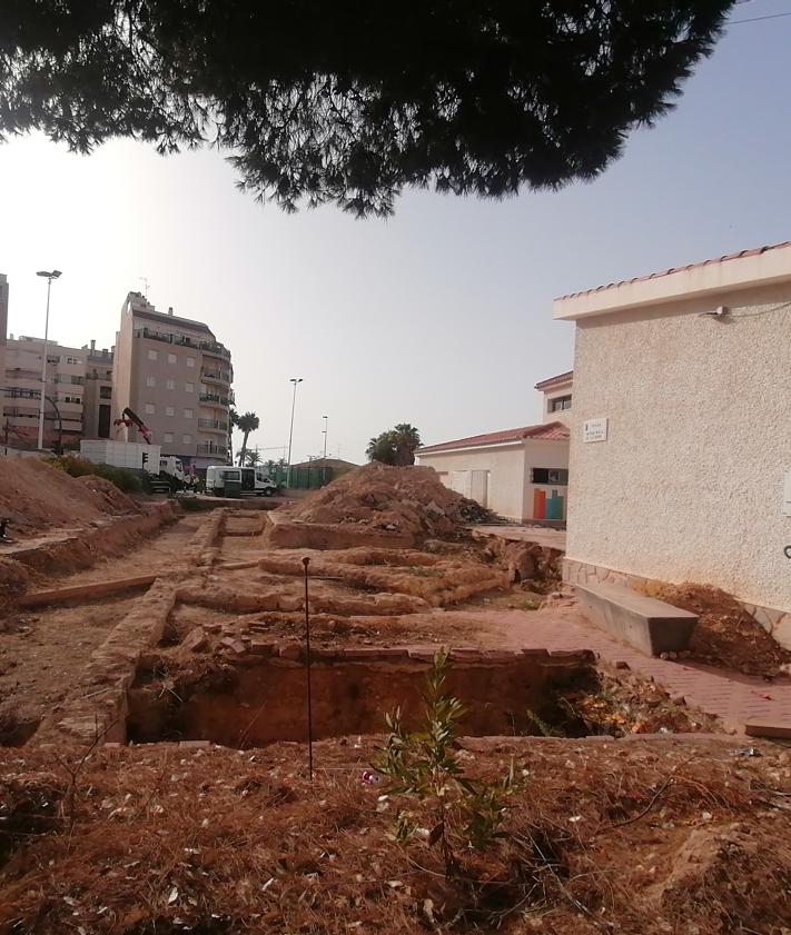 Imagen secundaria 2 - Los restos arqueológicos descubiertos en 2022 vuelven a ser visibles desde la calle tras la retirada de la vegetación que había crecido sobre los mismos.