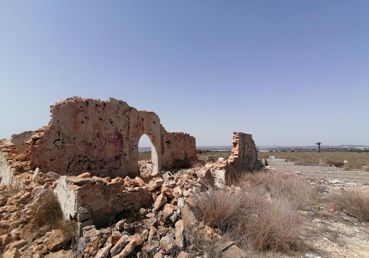 Imagen principal - Entre extensos campos de matorral, el único elemento que destaca en una antigua casa de labranza en ruinas.