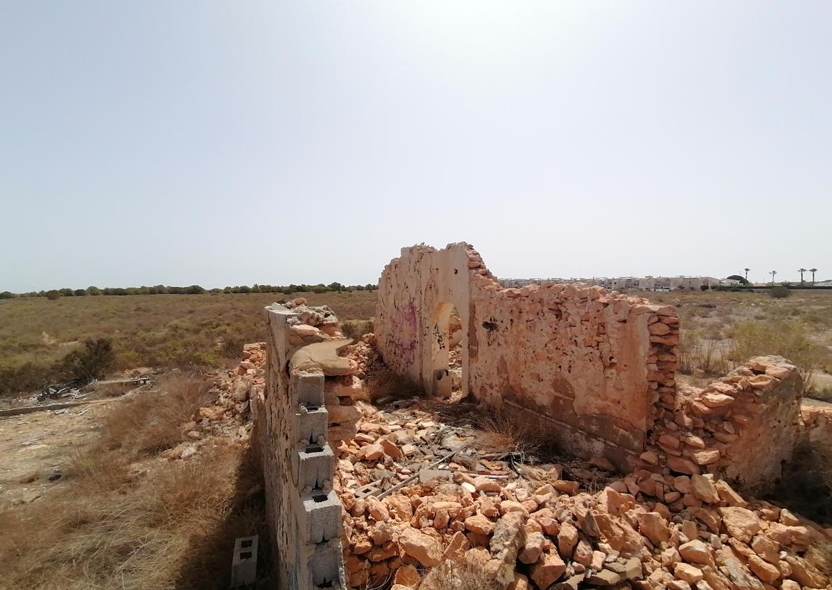 Imagen secundaria 1 - Entre extensos campos de matorral, el único elemento que destaca en una antigua casa de labranza en ruinas.