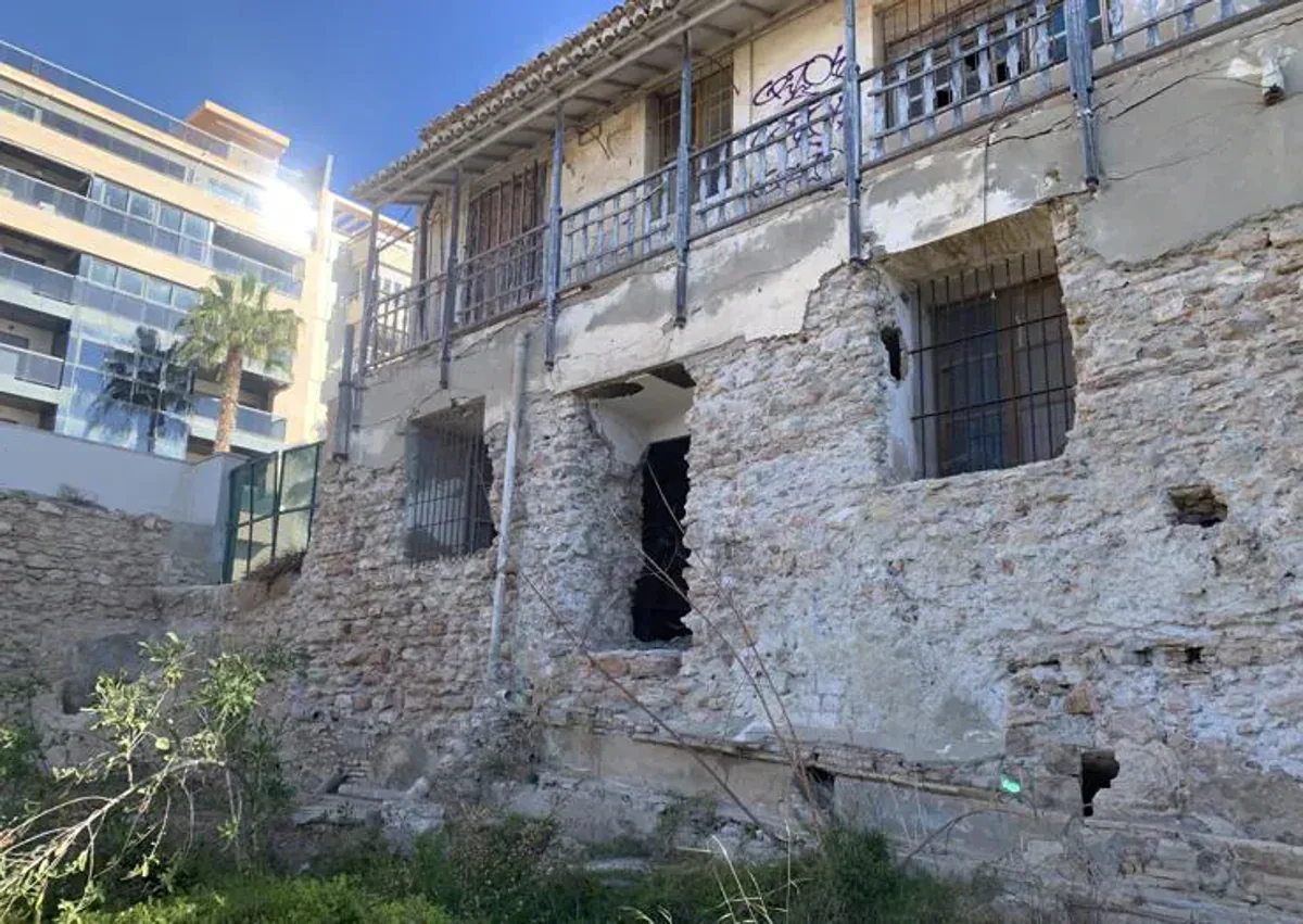 Imagen secundaria 1 - Estado del edificio de la antigua administración de las salinas y local en el que está ubicado actualmente el Museo del Mar y de la Sal.