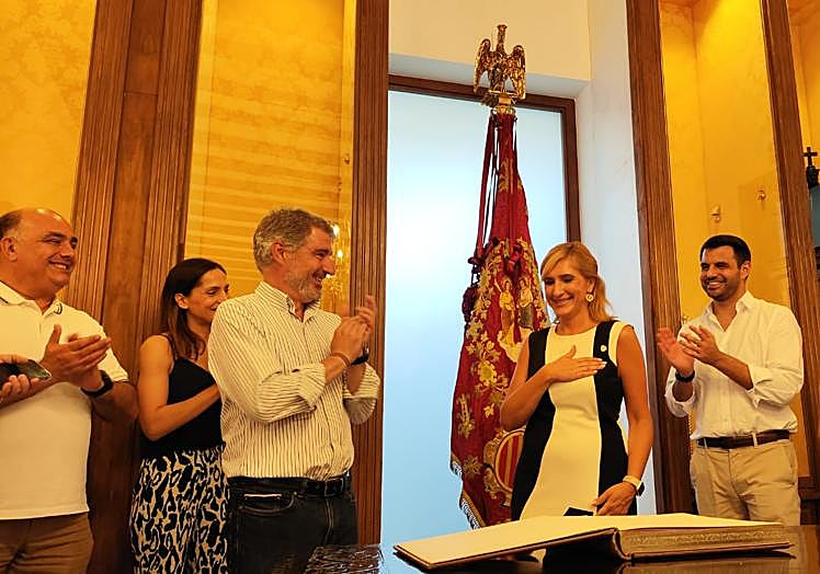 La consellera, tras firmar en el libro de honores y distinciones del Ayuntamiento.