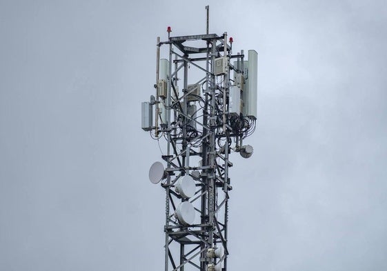 Antena de telefonía móvil y telecomunicaciones.