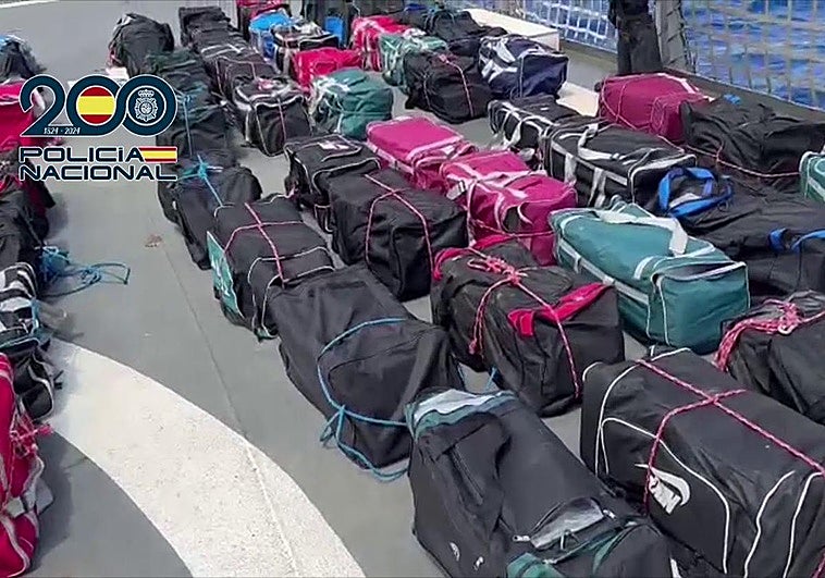 Gran cantidad de bolsas cargadas con fardos de cocaína halladas en una de las embarcaciones intervenidas.