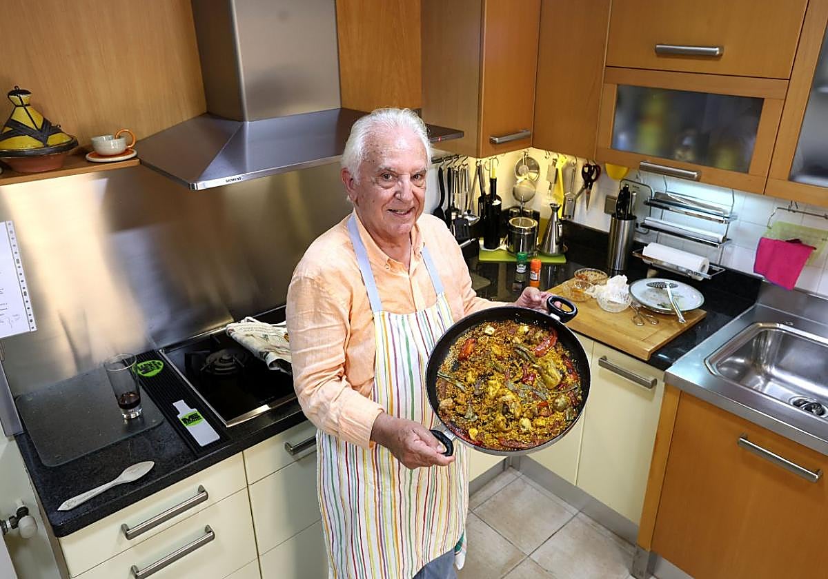 Goyo Castellanos muestra la paella que ha preparado en la cocina de su casa de Murcia.