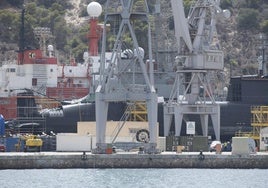 El S-81 'Isaac Peral', varado entre las grúas del carenero de Navantia y el buque oceanográfico 'Hespérides', ayer.