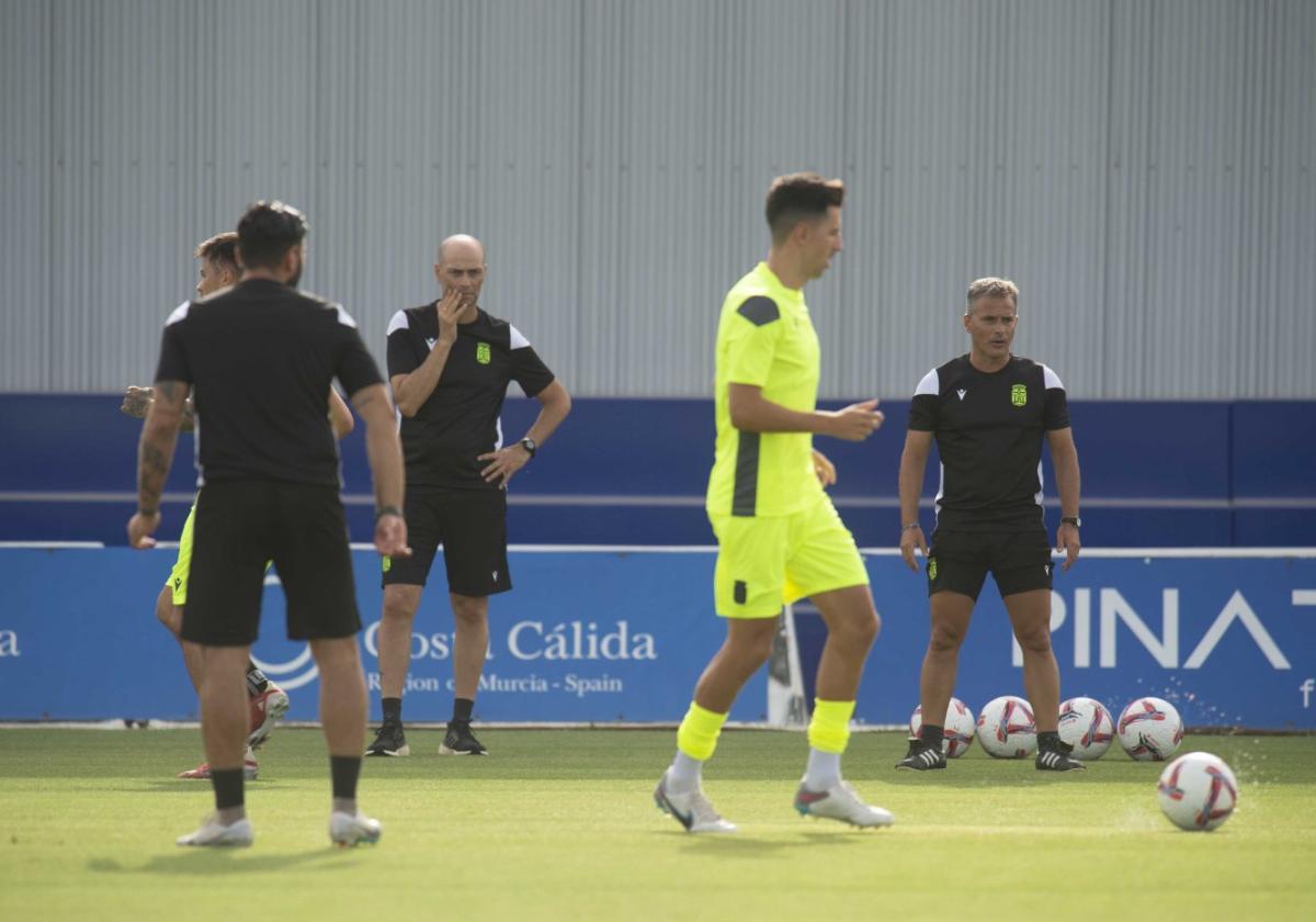 Los preparadores físicos Paco Imbernón (izda.), José Antonio Morga (dcha.) y Fran Xavier, de espaldas, supervisan el calentamiento previo al partido amistoso frente al Bournemouth.