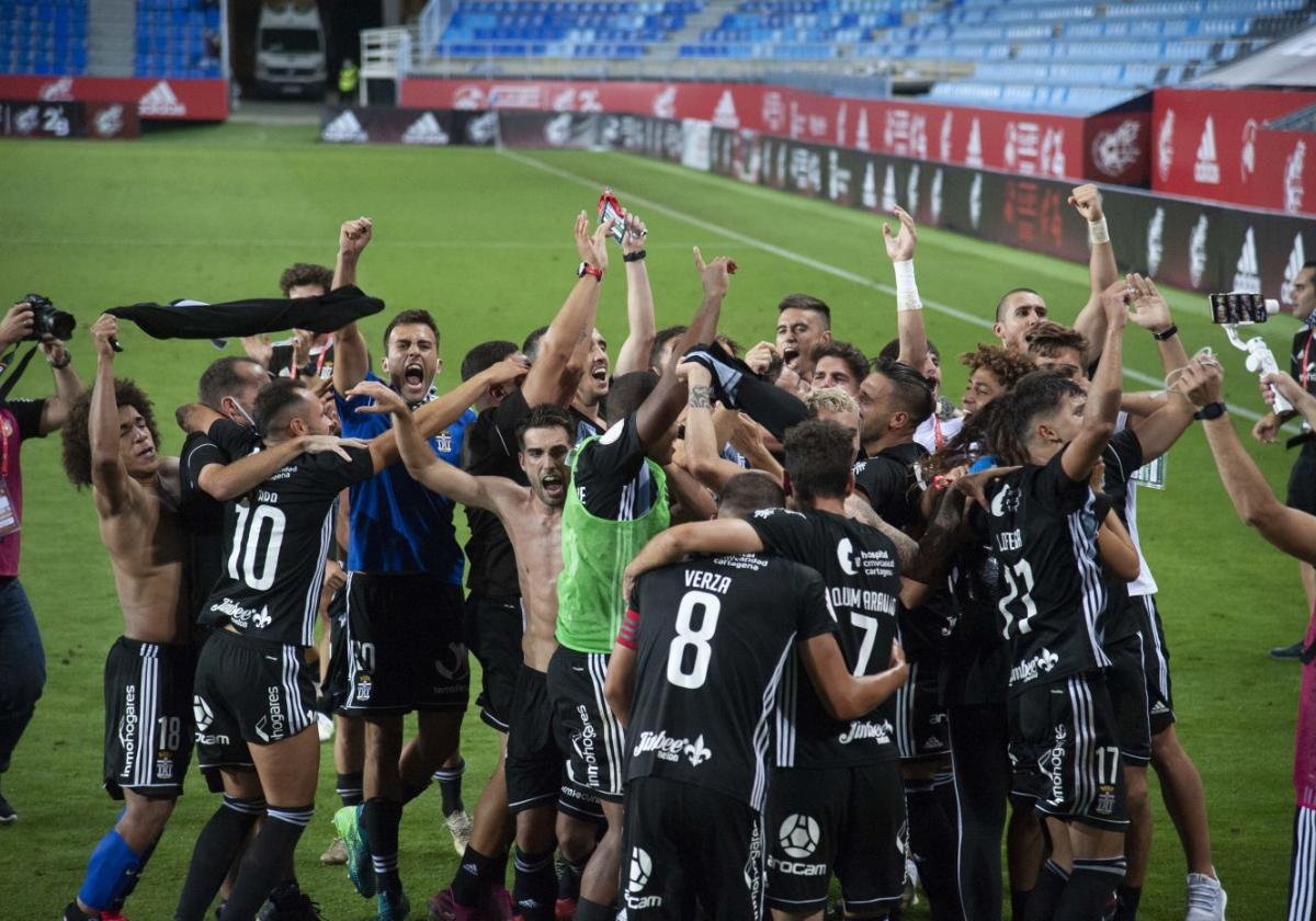 Los jugadores del Cartagena celebrando el ascenso logrado hace cuatro años en Málaga.