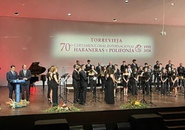 La Unión Musical Torrevejense, durante la interpretación de los himnos en el arranque de la velada de apertura del certamen.