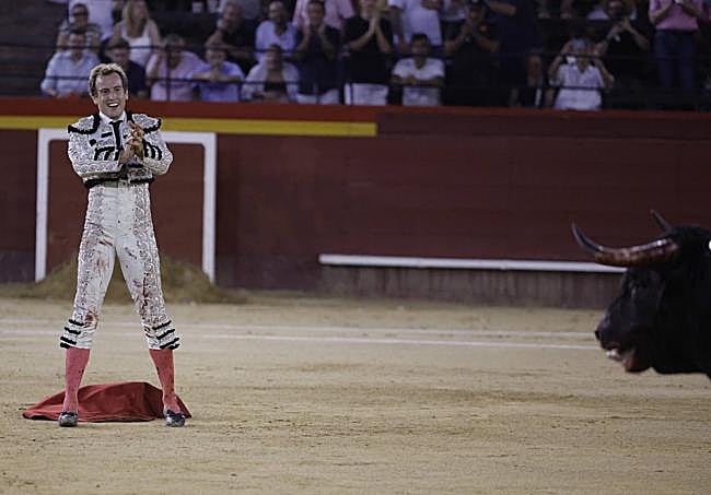 Román aplaude a su segundo toro, 'Escondido'.