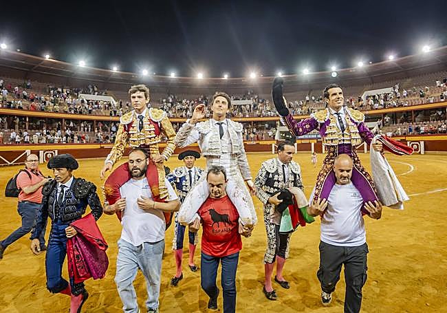 Jorge Martínez salió a hombros en Roquetas de Mar.