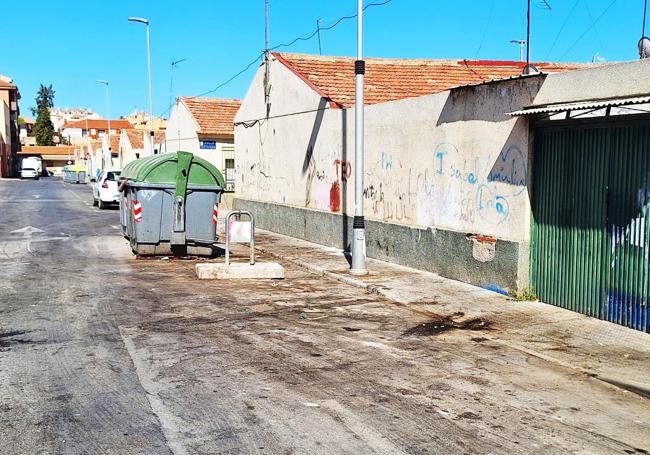Estado de la calle, tras la recogida por la tarde de la basura denunciada.