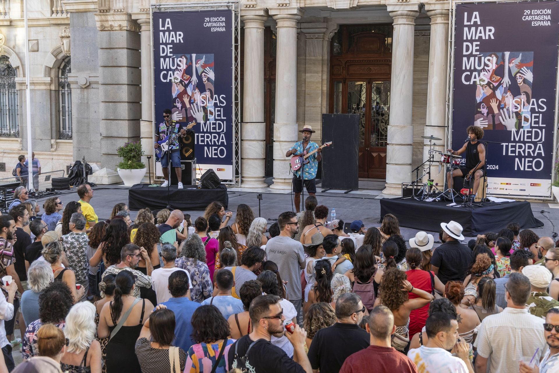 Los conciertos de Ana Lua Caiano, El Caribefunk, Ballakè Sissoko y Eliades Ochoa, en imágenes