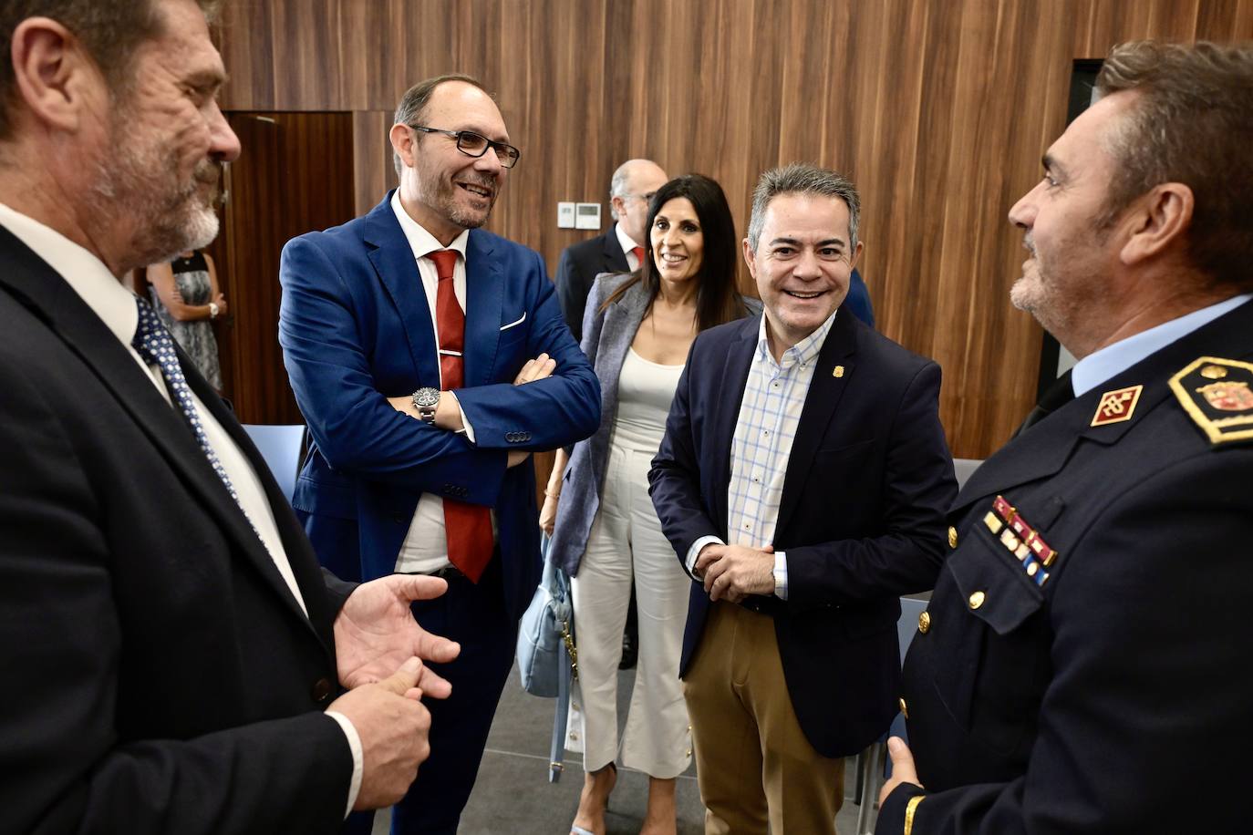 Interior homenajea a cuatro bomberos del SEIS por sus trabajos en la extinción de incendios, en imágenes