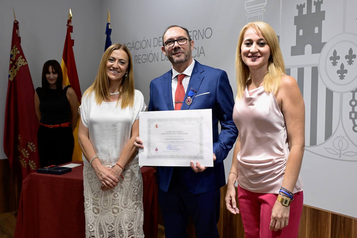 Interior homenajea a cuatro bomberos del SEIS por sus trabajos en la extinción de incendios, en imágenes