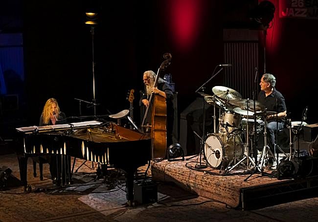 Diana Krall junto a sus músicos de apoyo.