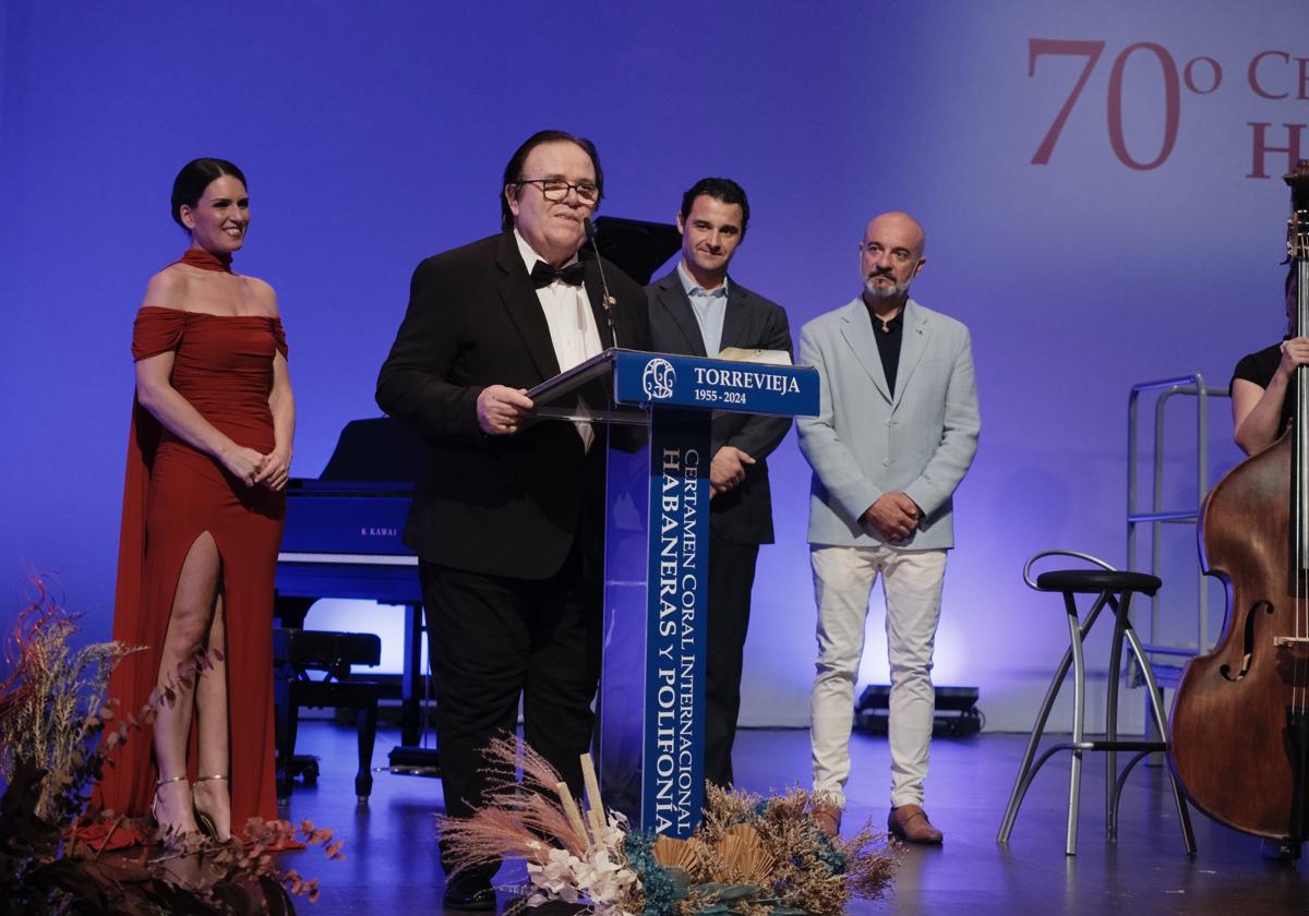 José Antonio Tornero dirige unas palabras al público del Teatro Municipal tras recibir el Escudo de Oro del Certamen.