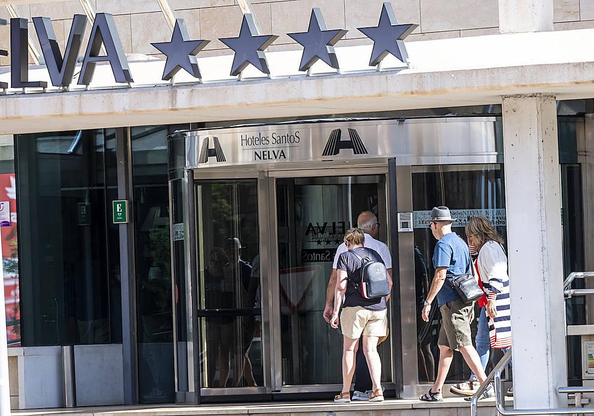 Varios turistas entran a un hotel de Murcia en una imagen de archivo.