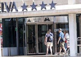 Varios turistas entran a un hotel de Murcia en una imagen de archivo.