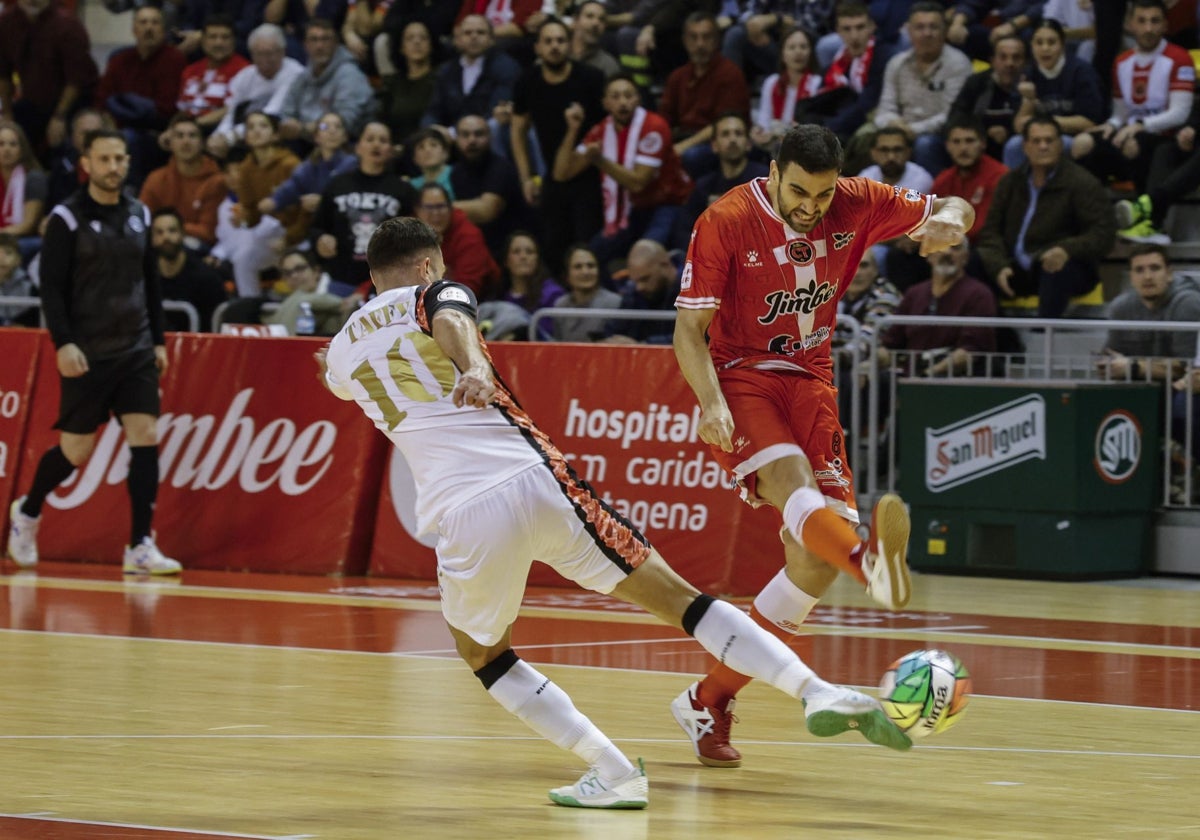 Bruno Taffy bloquea el disparo de Tomaz en la final liguera disputada entre el Jimbee Cartagena y ElPozo Murcia hace un mes.