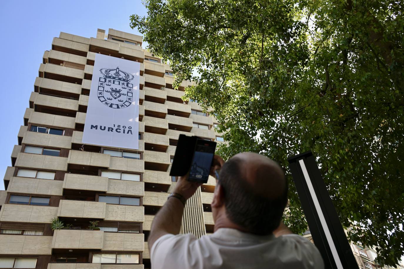 La lona colgada para celebrar los 1.200 años de Murcia, en imágenes