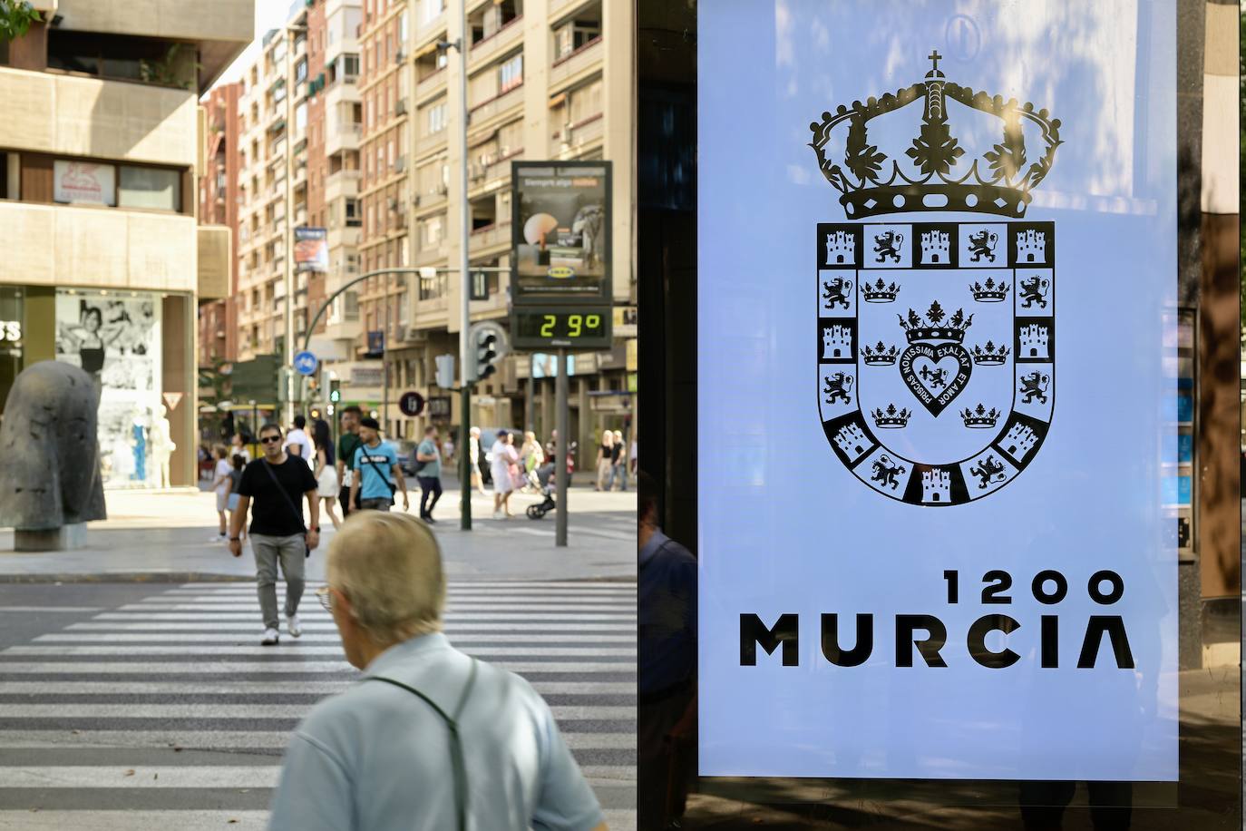 La lona colgada para celebrar los 1.200 años de Murcia, en imágenes