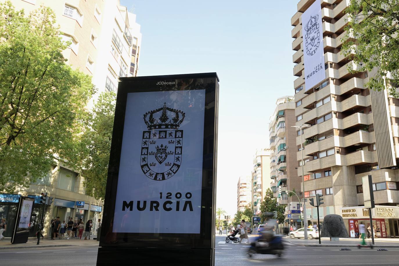 La lona colgada para celebrar los 1.200 años de Murcia, en imágenes