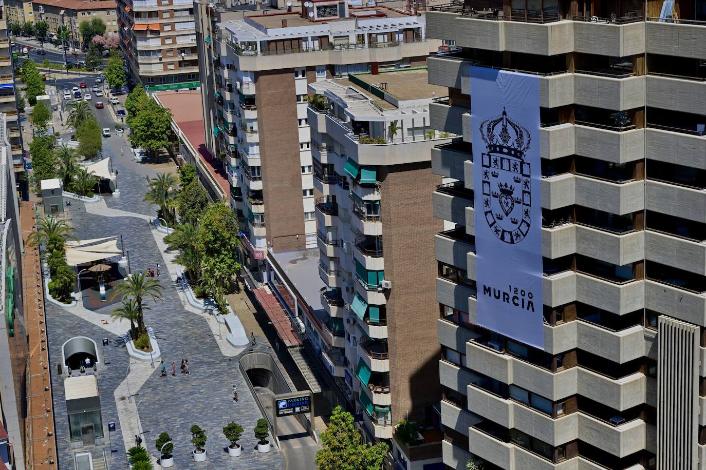 La lona colgada para celebrar los 1.200 años de Murcia, en imágenes