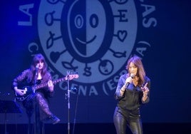 Primera vez en Cartagena. La cantante y compositora italofrancesa Carla Bruni, en el escenario del Parque Torres.