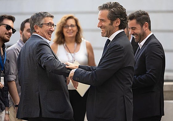 Los portavoces del PSOE y del PP, Patxi López y Borja Sémper, respectivamente, se saludan amistosamente a su llegada al Congreso.