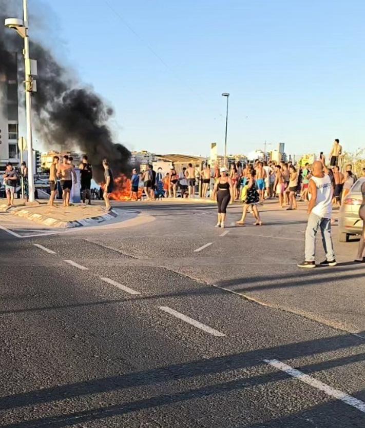 Imagen secundaria 2 - Cientos de curiosos se acercaron al lugar hasta que la Policía acordonó la zona.