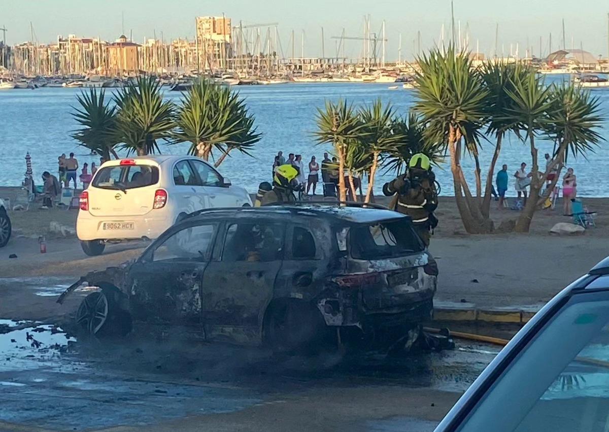 Imagen secundaria 1 - Cientos de curiosos se acercaron al lugar hasta que la Policía acordonó la zona.