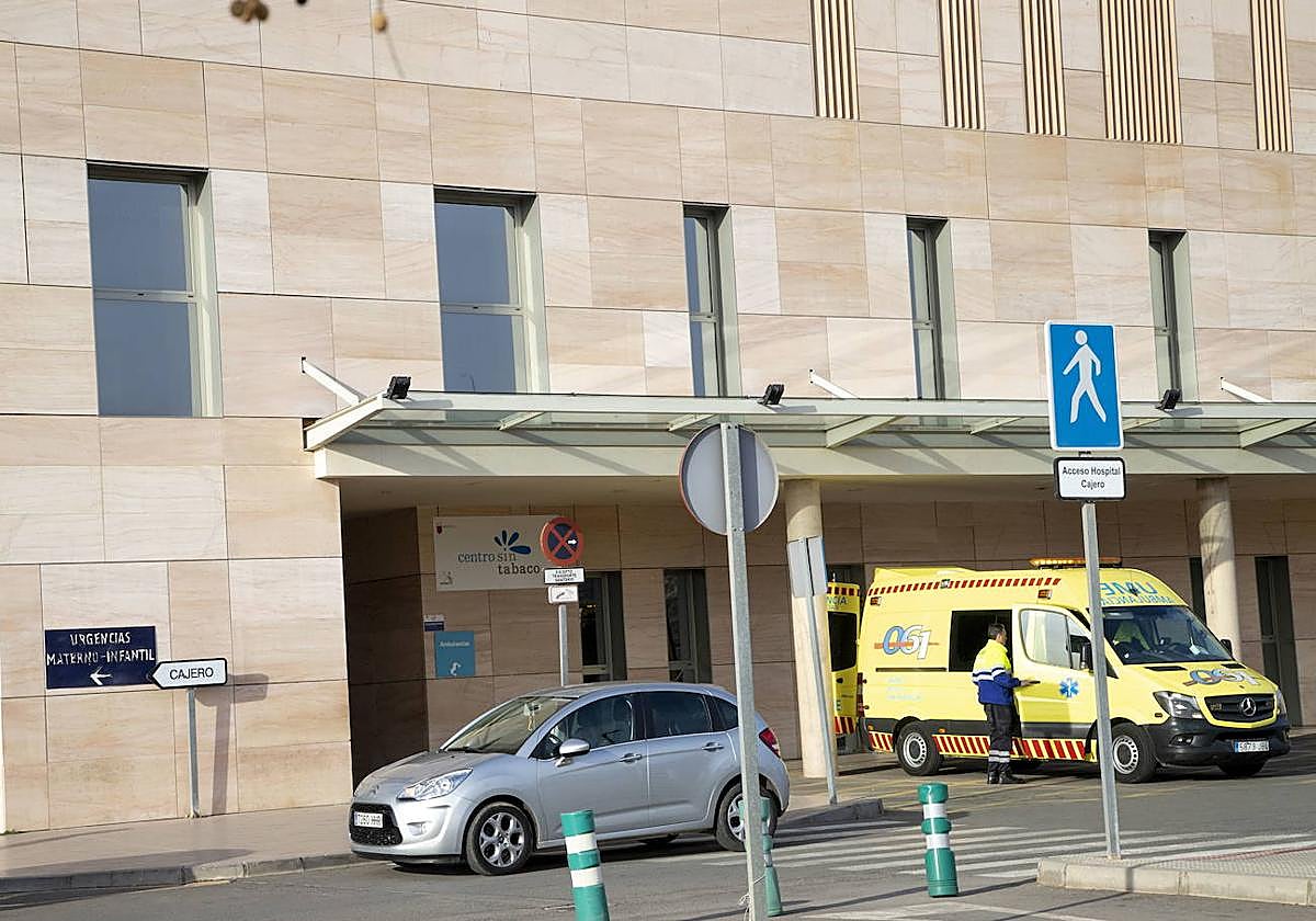 Imagen de archivo de la puerta de urgencias del hospital Santa Lucía.